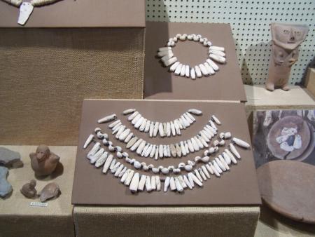 Collares de concha y caracoles